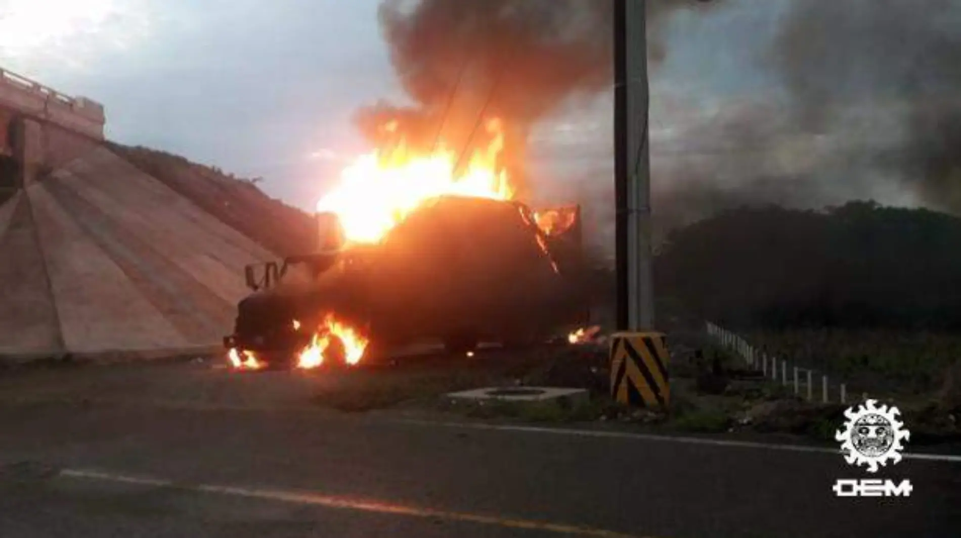 Acapulco - incendian camión de carga pesada